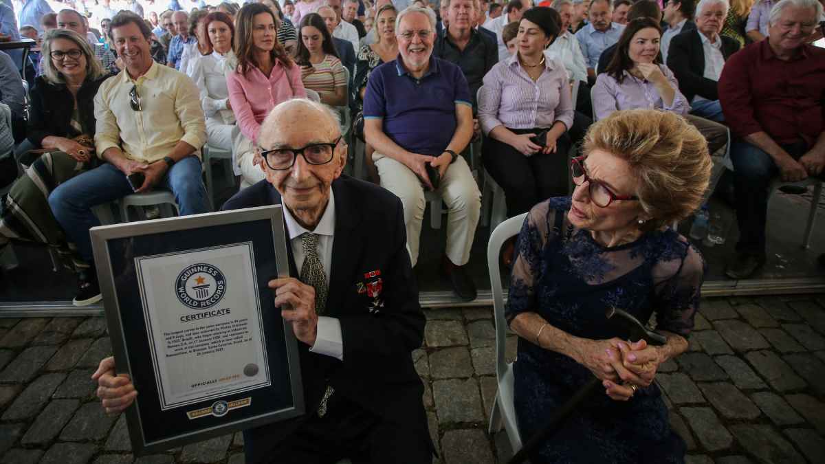 Walter Orthmann sostiene su certificado del récord Guiness por 84 años trabajando en la misma empresa textil de Brasil