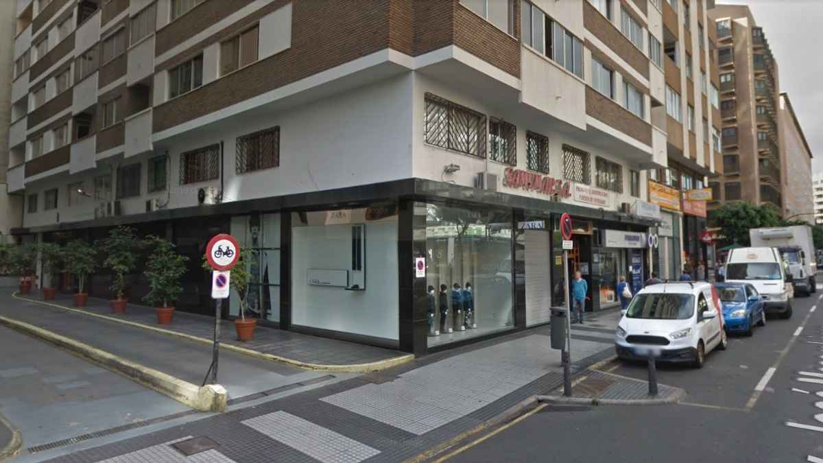 Fachada de la tienda Zara en Las Palmas de Gran Canaria para oferta de empleo de descarga y clasificado textil