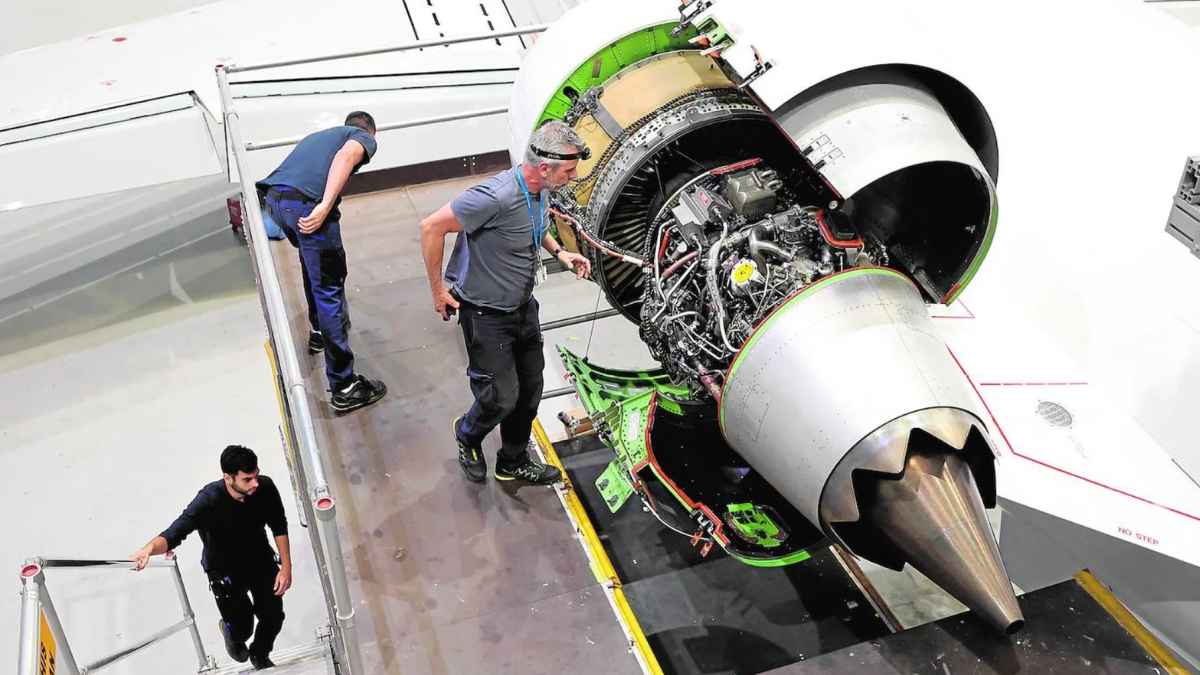 Técnicos realizan mantenimiento de motores de avión en el centro de formación de Air Nostrum en Ribarroja