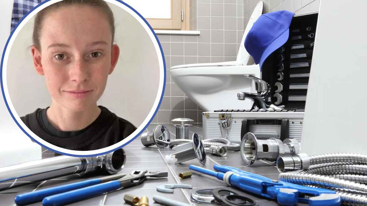 Fontanera británica con herramientas de fontanería en un baño durante su trabajo profesional