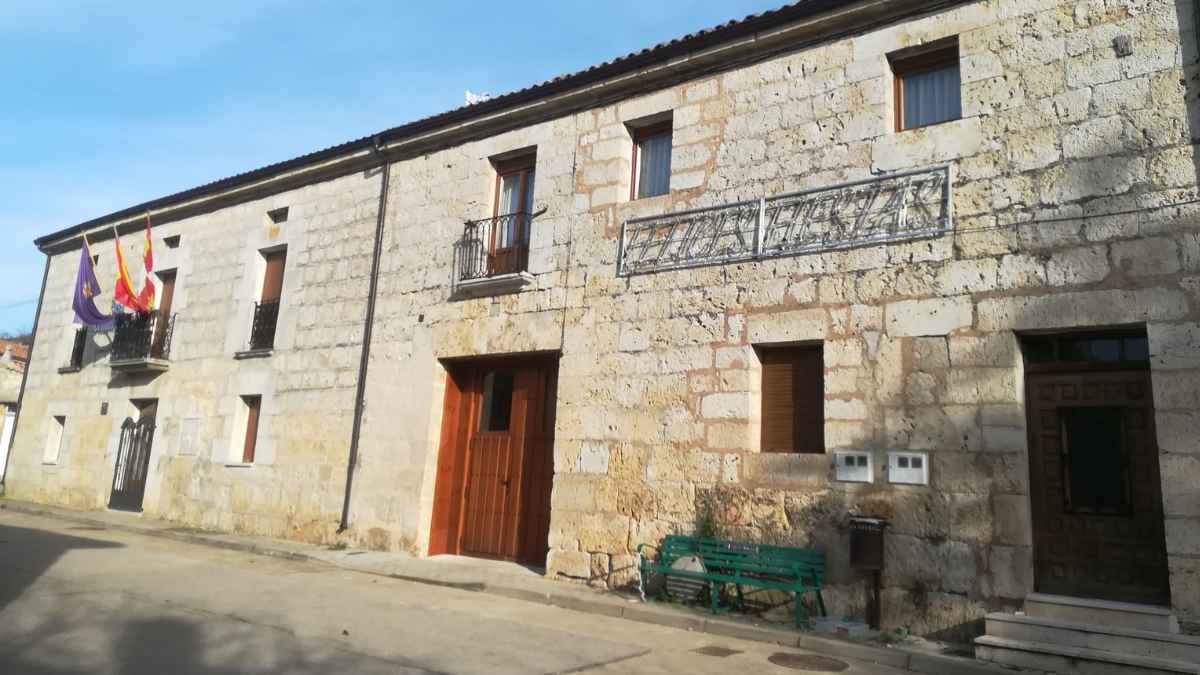 Hotel rural con bar en Huérmeces, Burgos, que se alquila por menos de 500 euros al mes