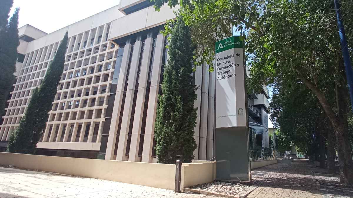 Fachada de un edificio de la Junta de Andalucía donde se evaluará el desempeño de los funcionarios públicos