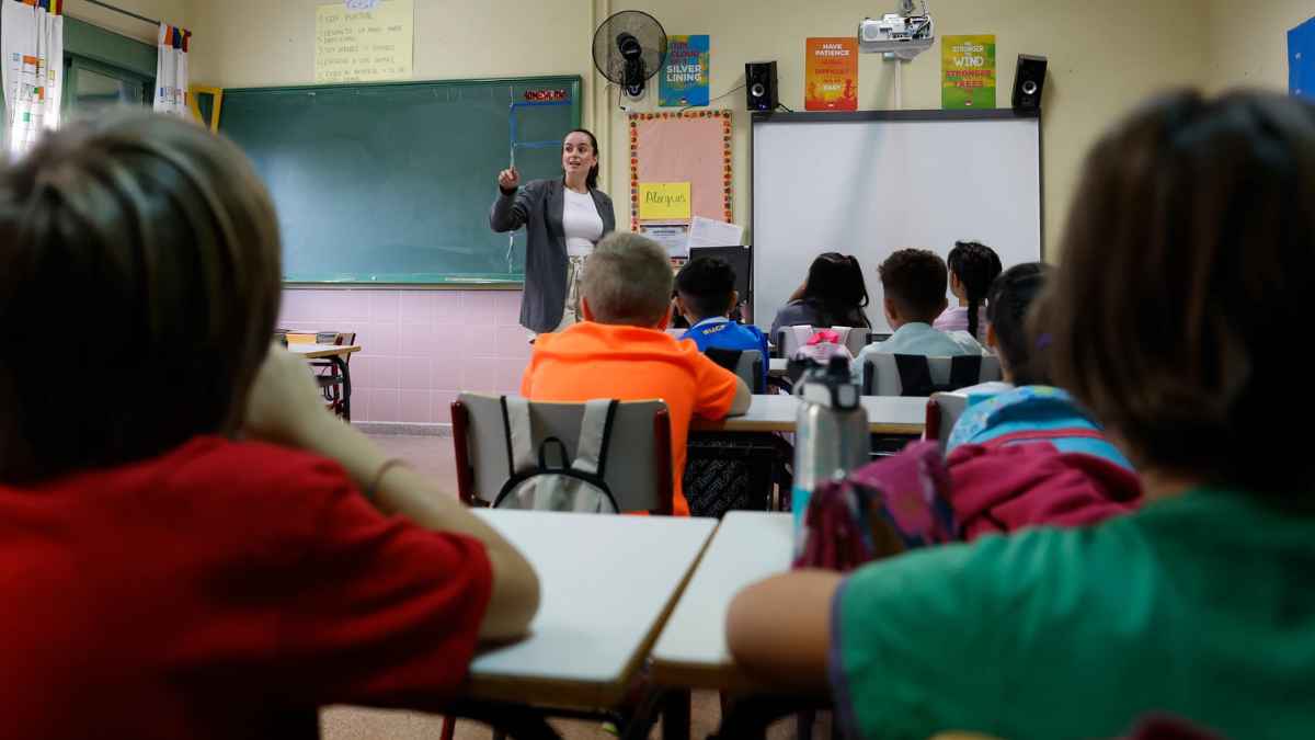 Aula de Primaria en Andalucía durante una clase mientras la Junta prepara las oposiciones de educación 2026 sin plazas para maestros