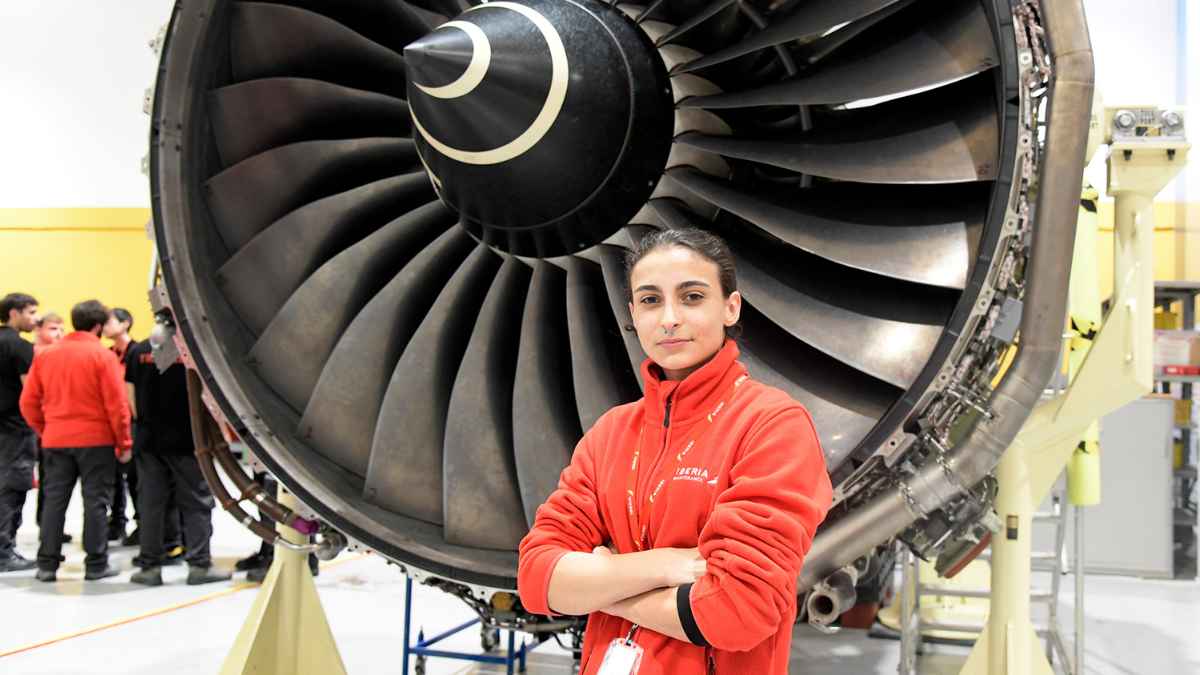 Técnica de Iberia Mantenimiento frente a un motor aeronáutico en las instalaciones de La Muñoza