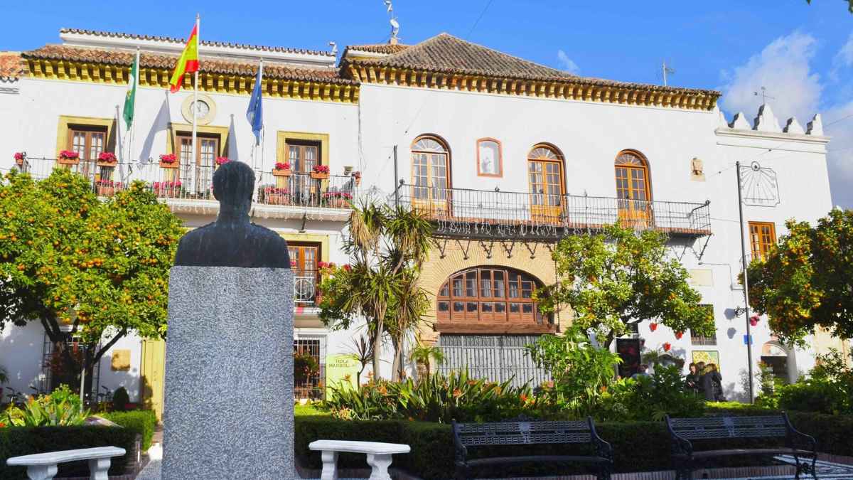 Fachada del Ayuntamiento de Marbella con estatua en primer plano