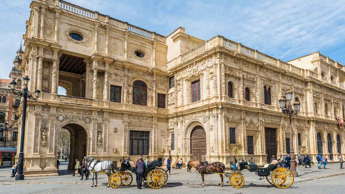 Fachada del Ayuntamiento de Sevilla relacionada con la oferta de 40 nuevas plazas públicas