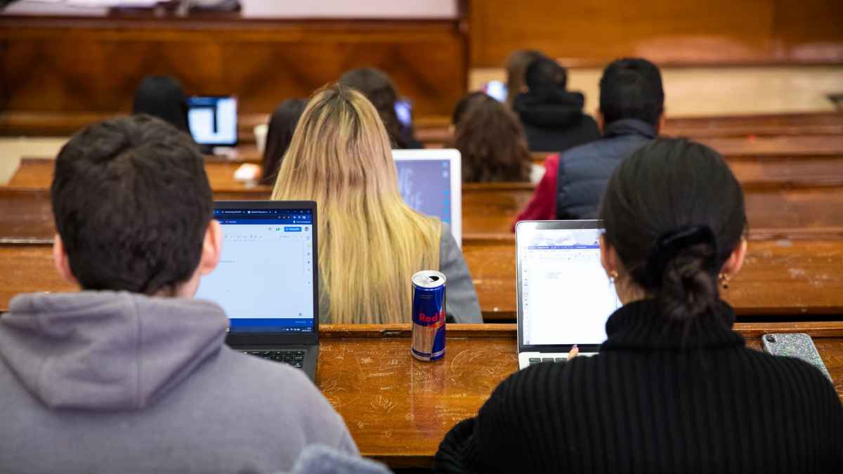 Estudiantes universitarios en el aula usando ordenadores durante el periodo de solicitud de las Becas Manuela Solís