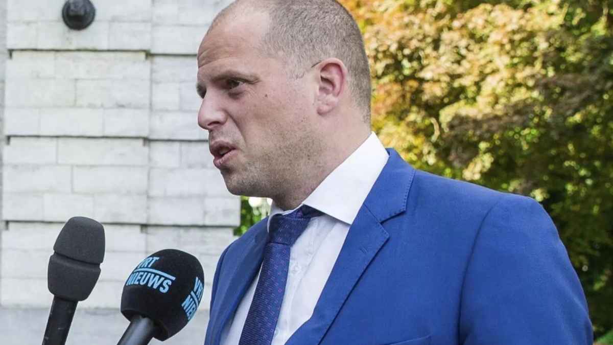 Político belga atendiendo a la prensa sobre la reforma del paro de por vida