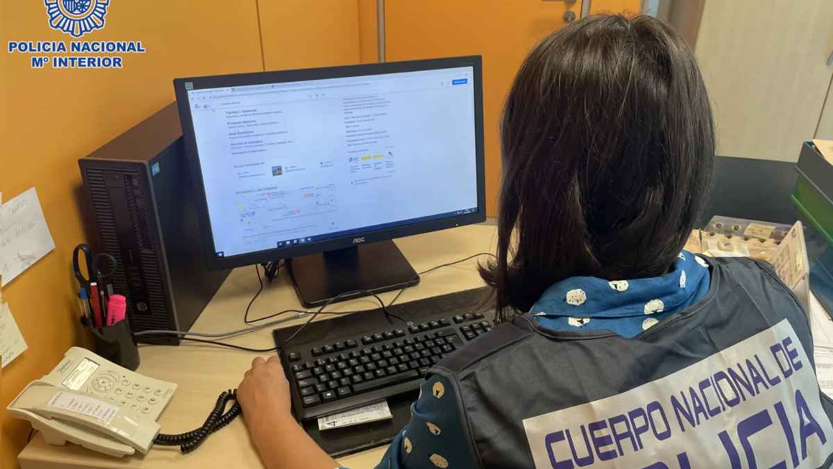 Agente de la Policía Nacional investigando una estafa del falso bono de 200 euros de la Seguridad Social