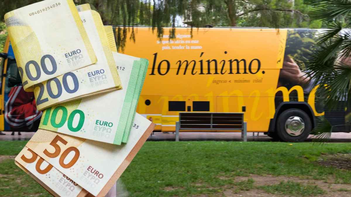 Billetes de euro junto al autobús informativo del Ingreso Mínimo Vital