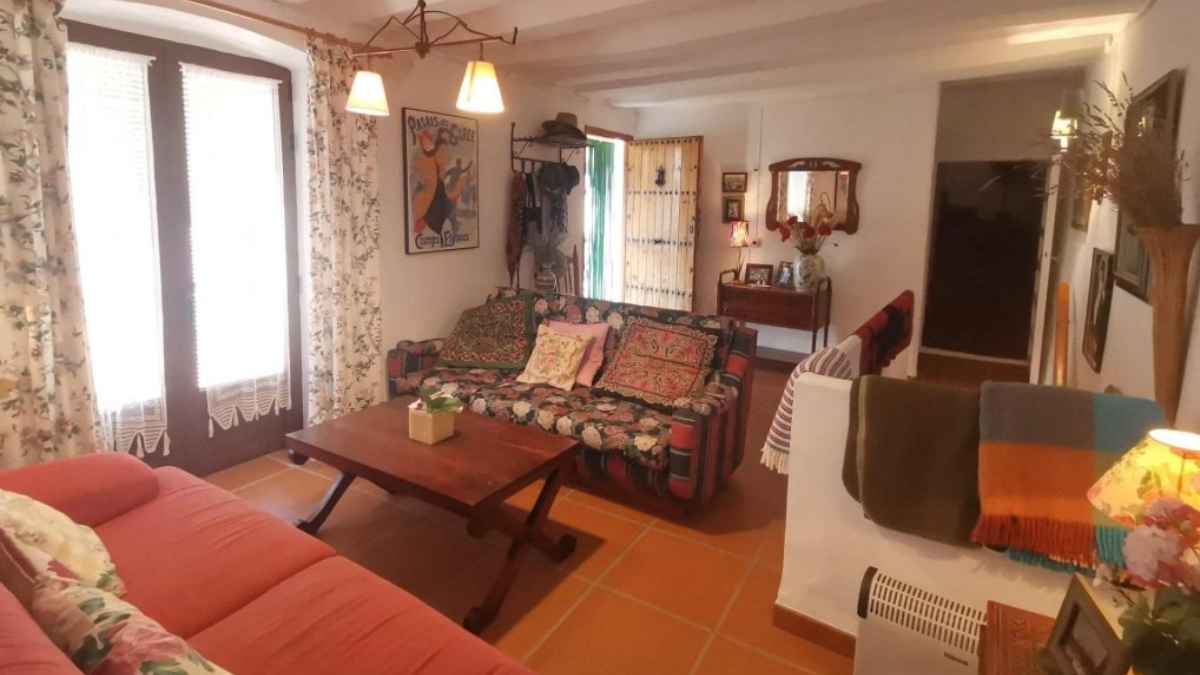 Salón de la casa de Caixabank en Higueruela de 116 metros con tres plantas y buhardilla