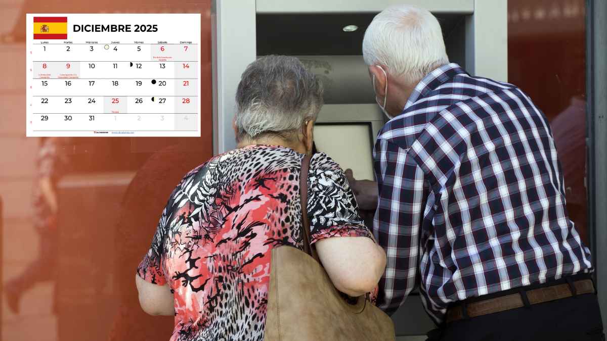 Personas mayores consultando un cajero automático por el calendario de pago de pensiones en diciembre