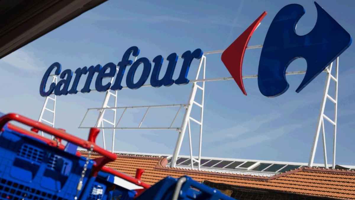 Fachada de un supermercado Carrefour en España en una noticia sobre ofertas de empleo y contratación en Navidad