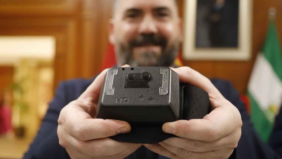 CEO de HaloTech muestra el dispositivo tecnológico de seguridad industrial desarrollado en España