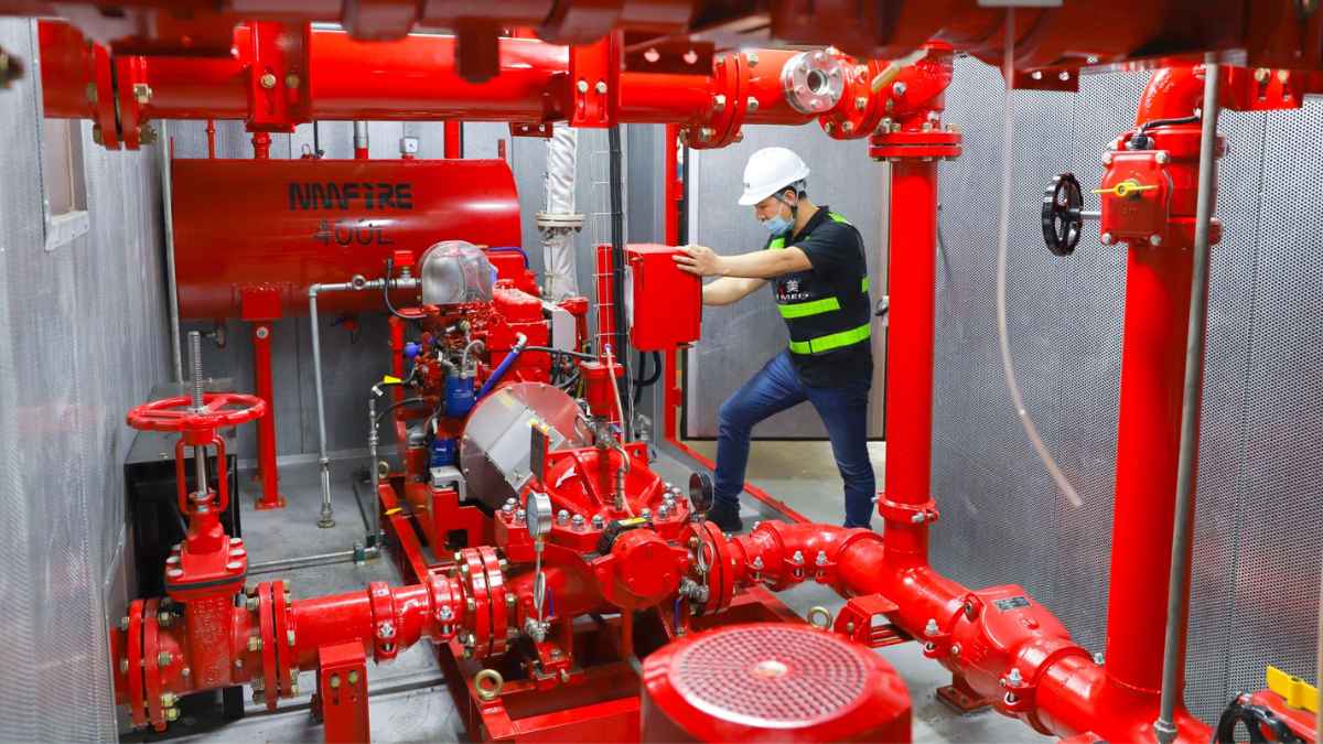 Técnico revisando una instalación de protección contra incendios con sistemas y equipos de seguridad activa