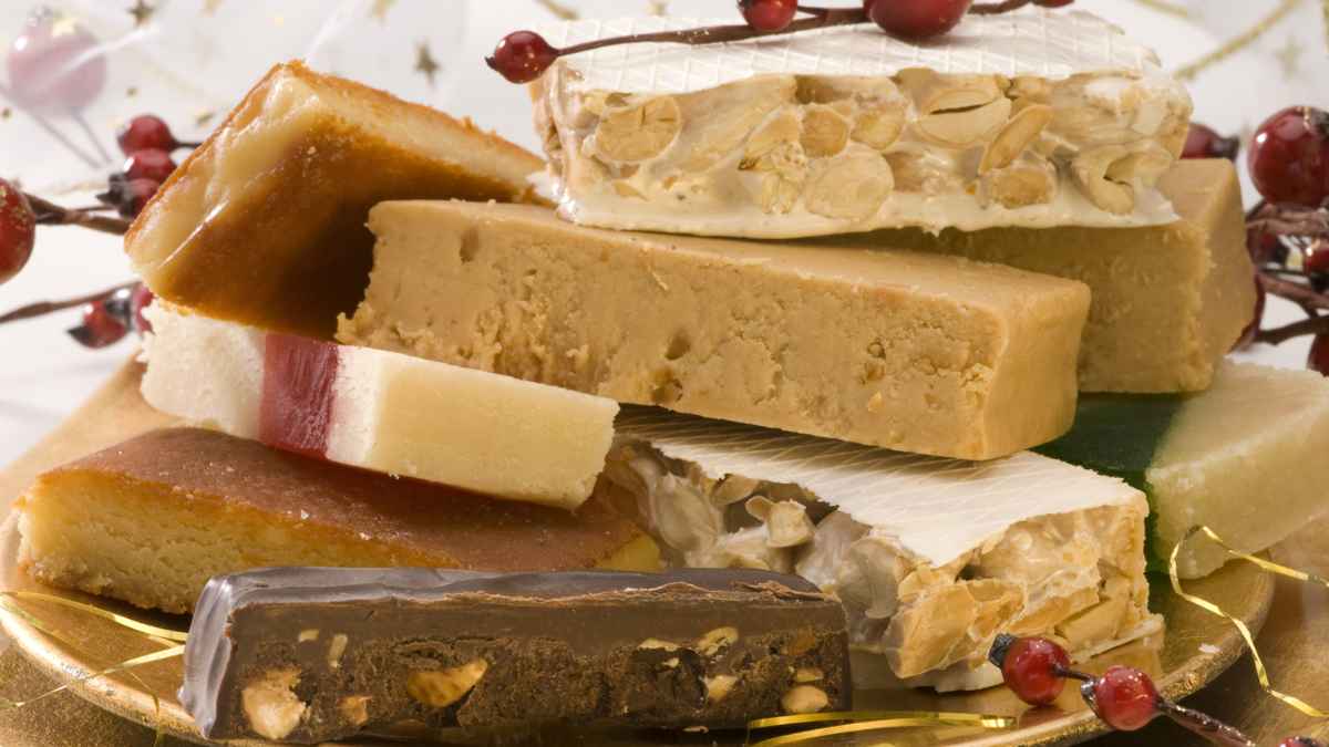 Turrones artesanales variados apilados en un plato dorado