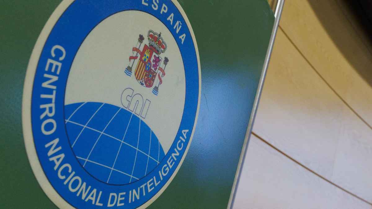 Emblema del CNI en la sede del Centro Nacional de Inteligencia