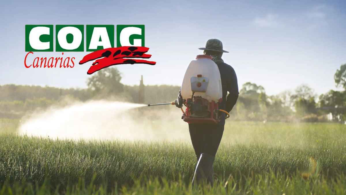 Trabajador agrícola aplicando productos fitosanitarios en el campo durante una formación de COAG Canarias
