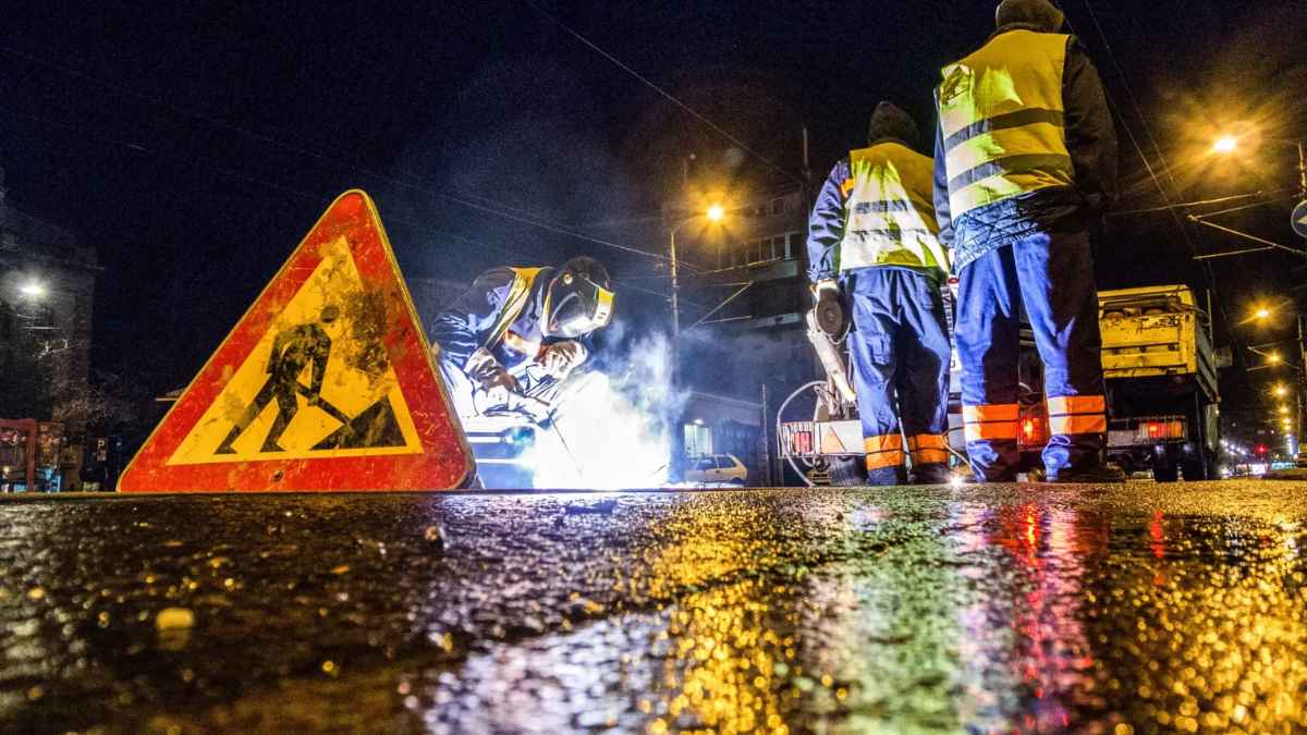 Trabajadores realizando obras nocturnas en la vía pública durante horario con derecho a plus de nocturnidad