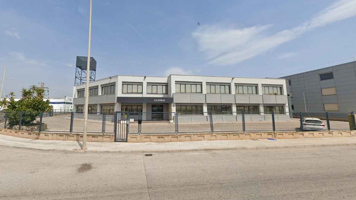 Fachada de la nave de Colorban Design en Massalfassar donde se buscan operarios de línea de montaje