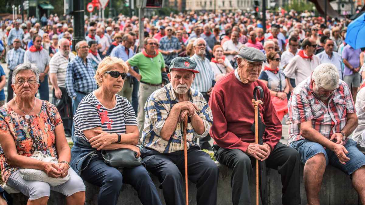 Pensionistas reunidos mientras esperan las novedades sobre el complemento por hijos de 140 euros