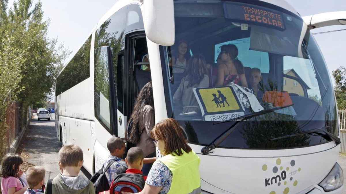Autobús de transporte escolar recogiendo a niños para rutas en Sant Boi de Llobregat.