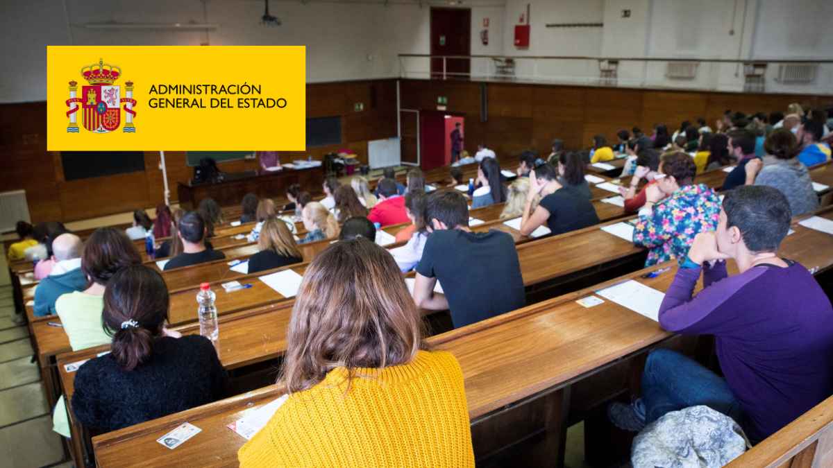 Aspirantes realizando un examen de oposiciones de la Administración General del Estado