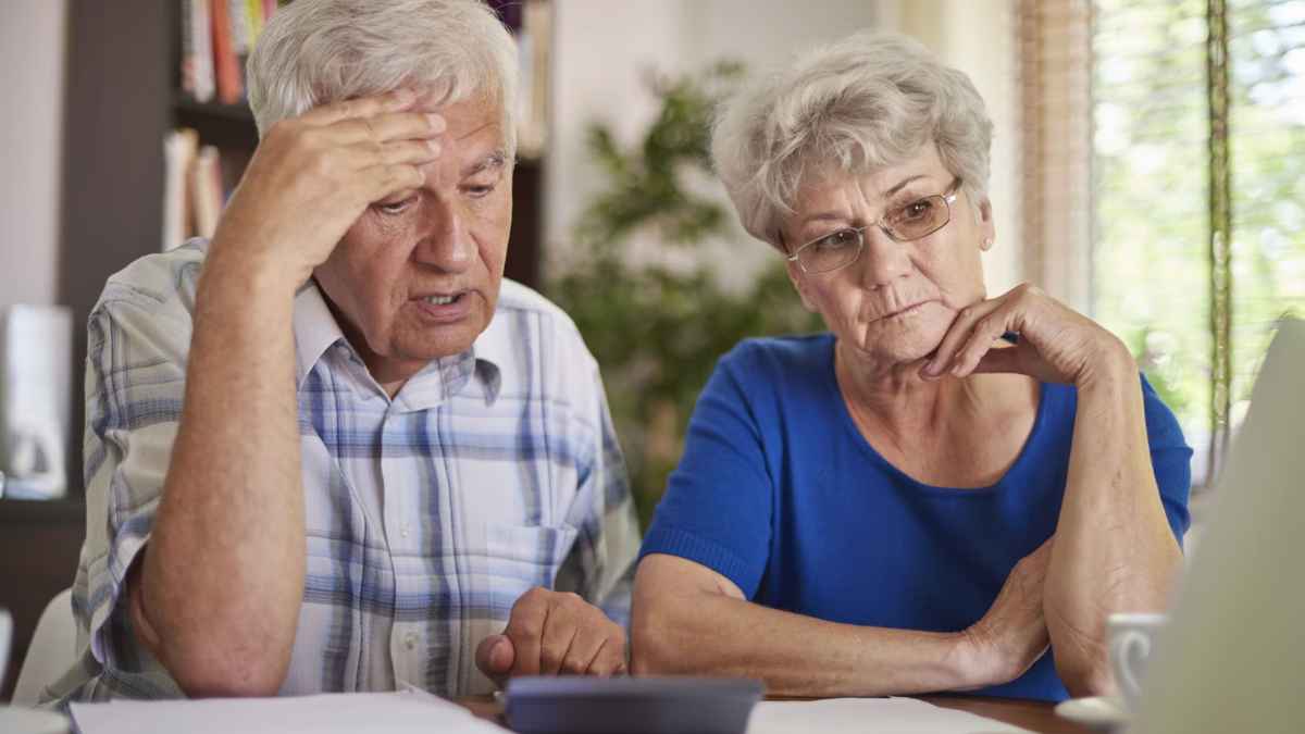Jubilados preocupados revisando sus cuentas ante el nuevo control de pensiones mínimas en 2026