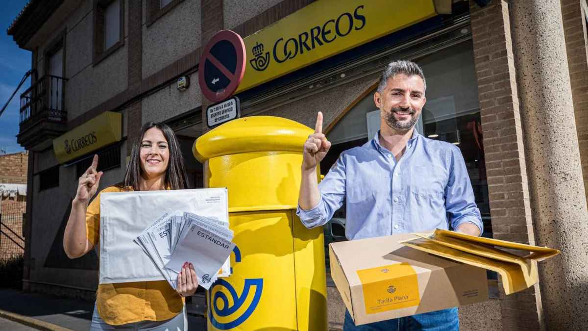 Trabajadores de Correos delante de una oficina durante la reapertura de la bolsa de empleo
