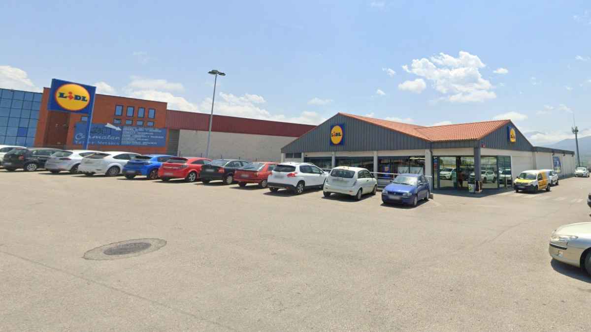 Supermercado Lidl de Montearenas en Ponferrada con su aparcamiento exterior