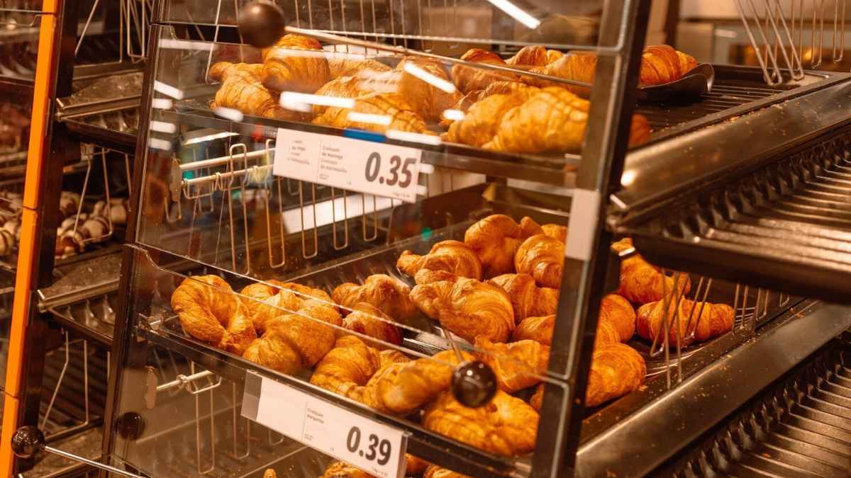 Bollería expuesta en el supermercado relacionada con el despido de un empleado por invitar a sus compañeros