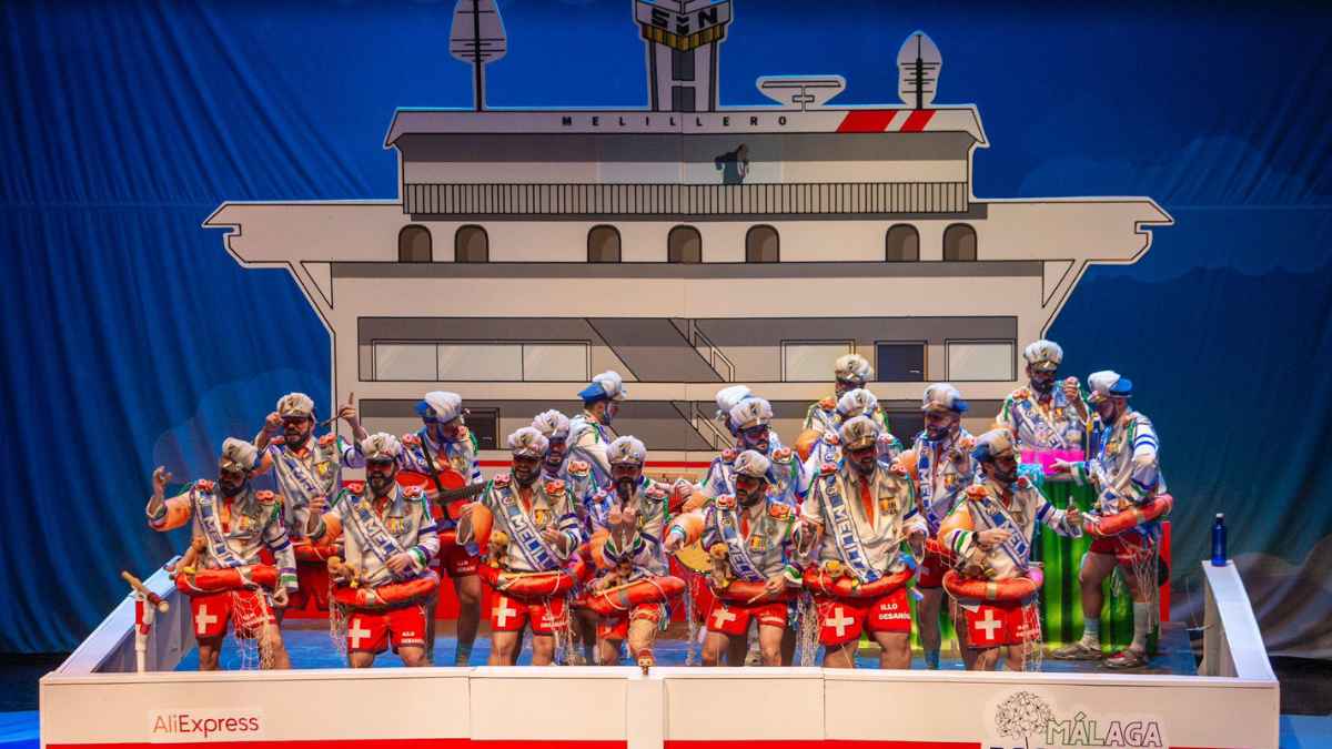Murga actuando en el Carnaval de Málaga relacionada con el despido de un gerente de supermercado por estar de baja médica
