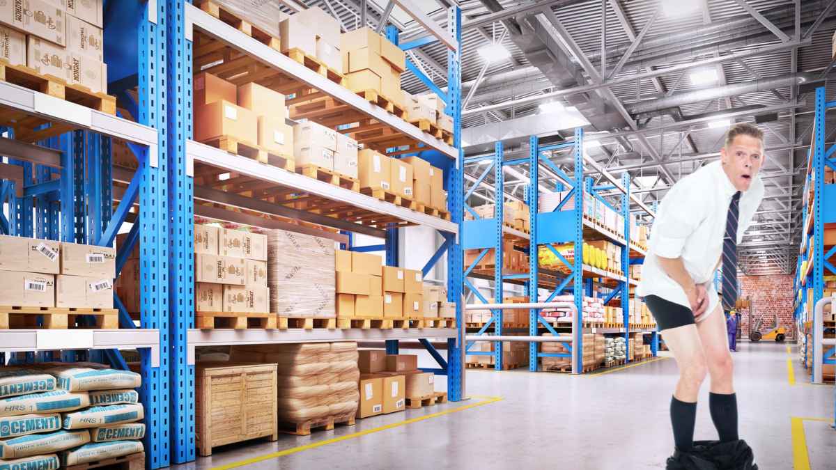 Trabajador en un almacén sorprendido dentro de las instalaciones de la empresa fuera del horario laboral