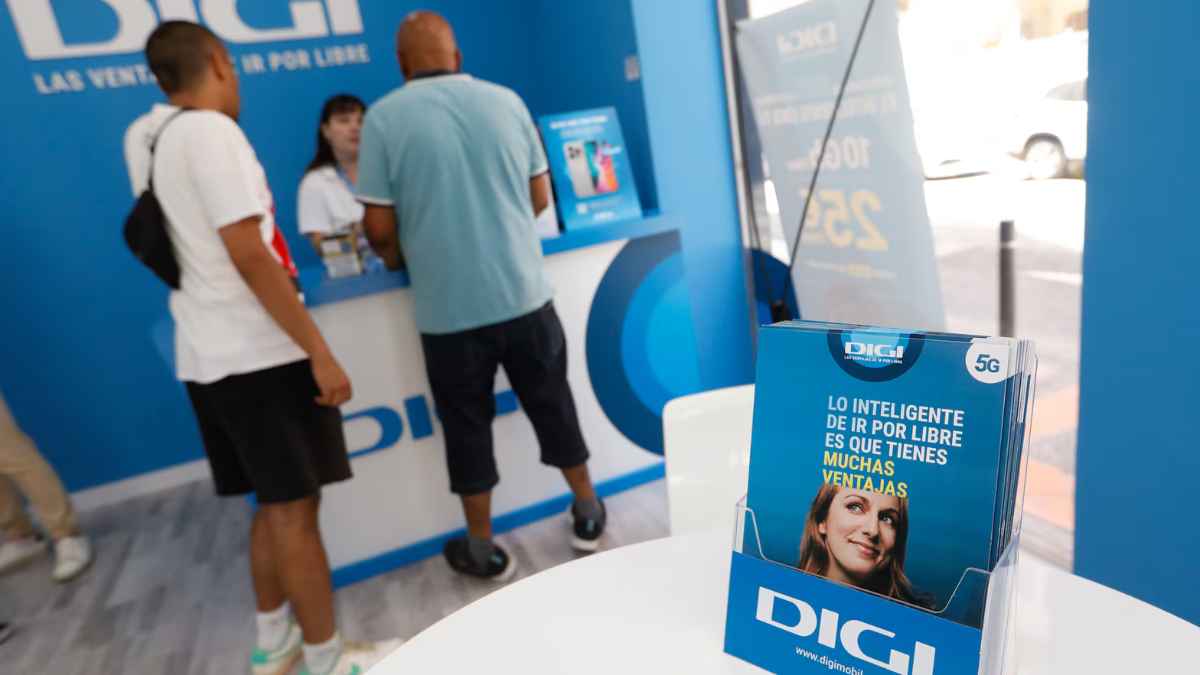 Clientes en una tienda de Digi siendo atendidos con material promocional en mostrador