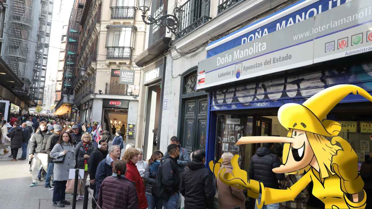 Cola de compradores frente a la administración de lotería Doña Manolita en Madrid