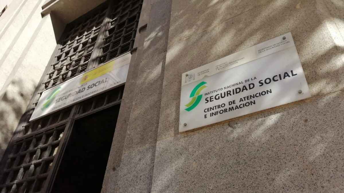 Fachada de una oficina de la Seguridad Social relacionada con la subida de la edad de jubilación en 2026