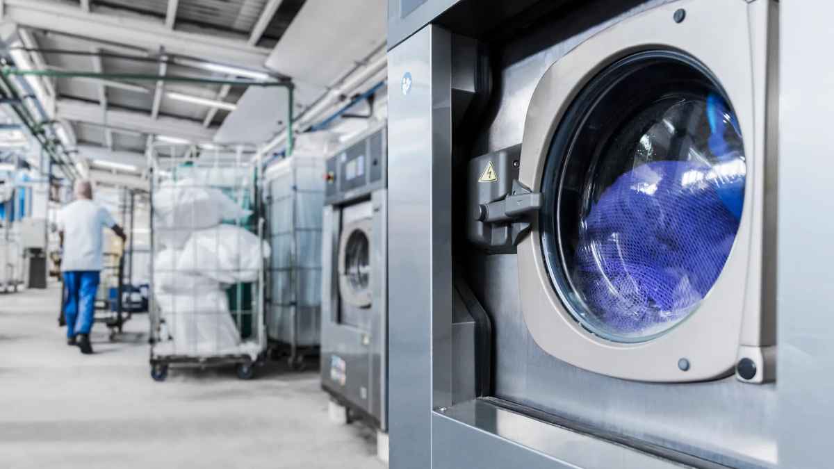 Lavandería industrial en Agüimes con maquinaria y operarios trabajando