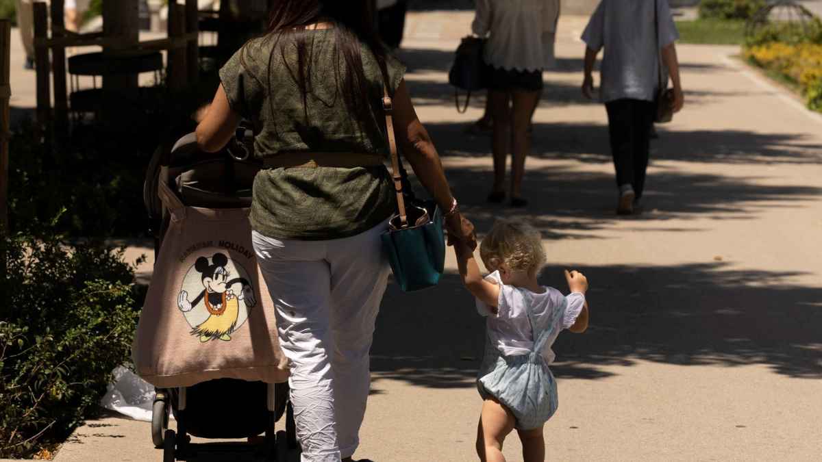 Madre paseando con su hijo, imagen representativa del nuevo permiso del Estatuto de los Trabajadores en 2026