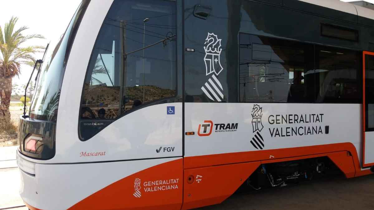 Tren del TRAM d’Alacant de FGV en la convocatoria de 68 plazas de conducción y circulación