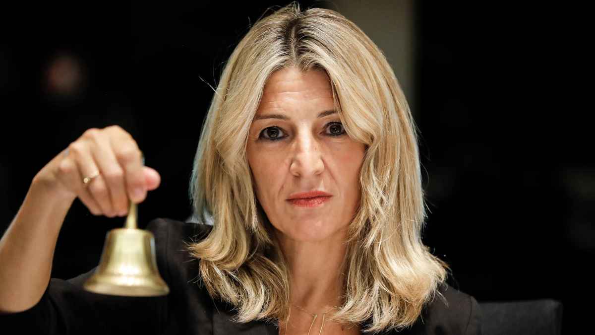Ministra anunciando nuevas medidas contra el abuso en contratos de prácticas