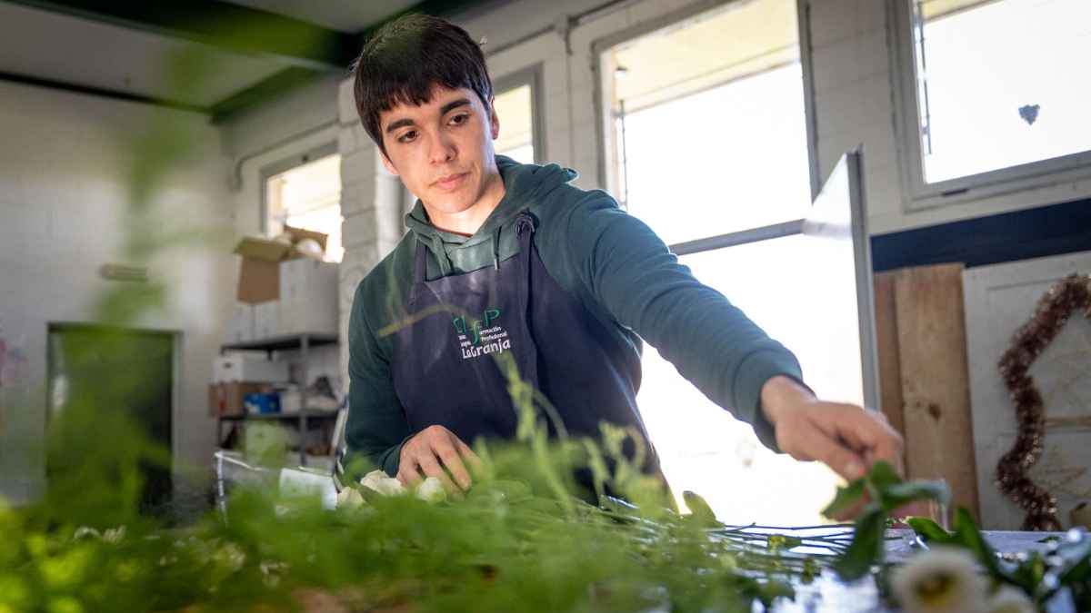 Alumno de FP de jardinería y floristería trabajando en prácticas en un taller
