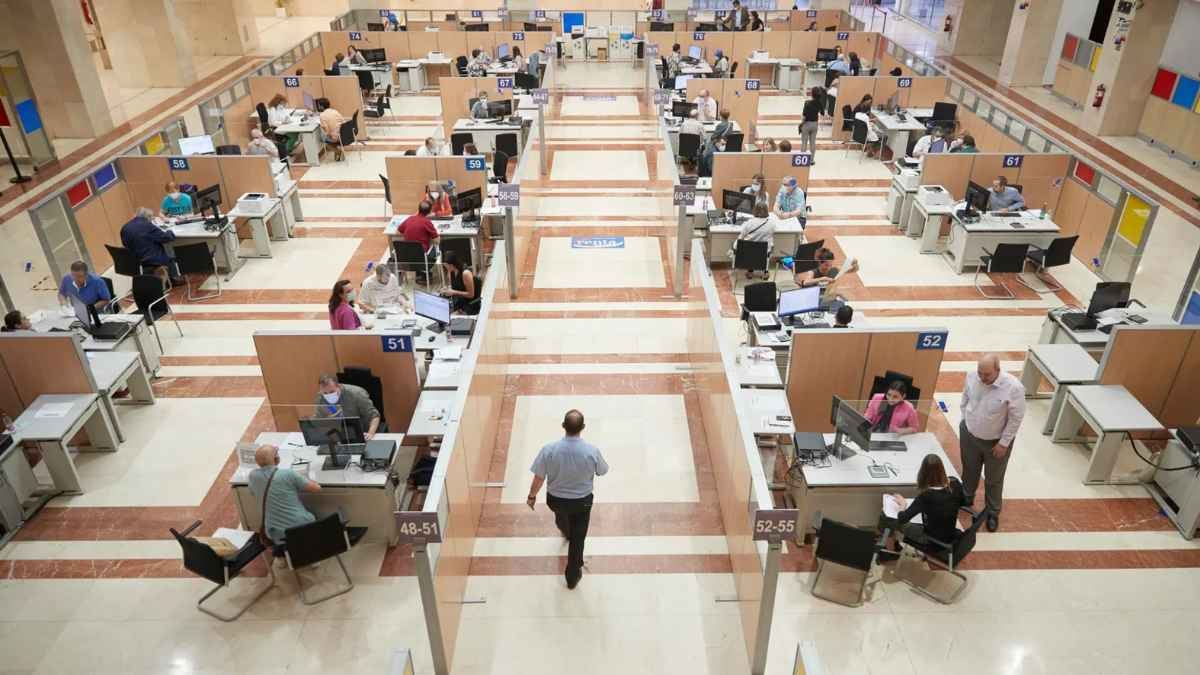 Oficina de atención al ciudadano con funcionarios trabajando en España