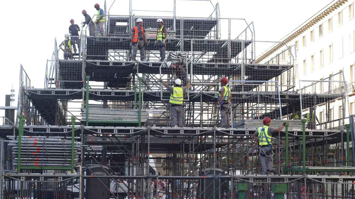 Trabajadores en montaje de estructuras metálicas durante curso de formación en Mérida