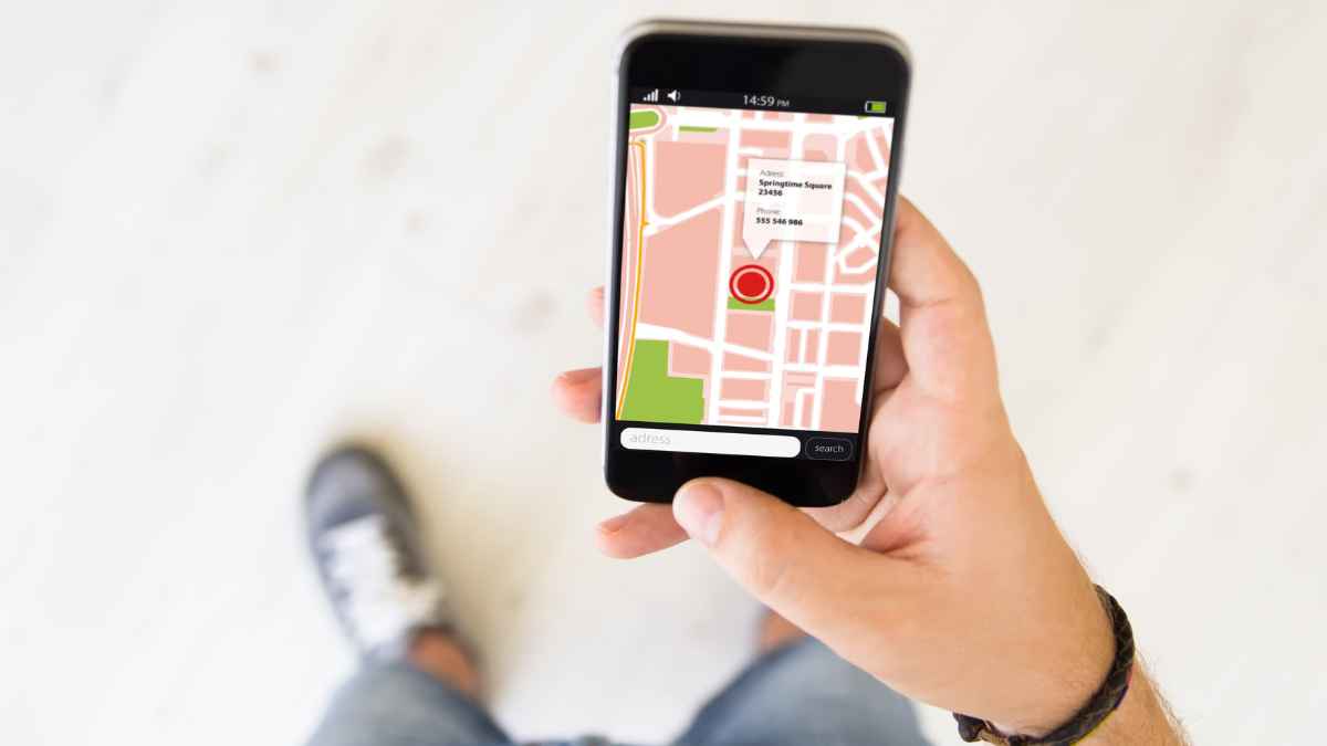 Persona consultando una app de geolocalización en el móvil para el control horario laboral