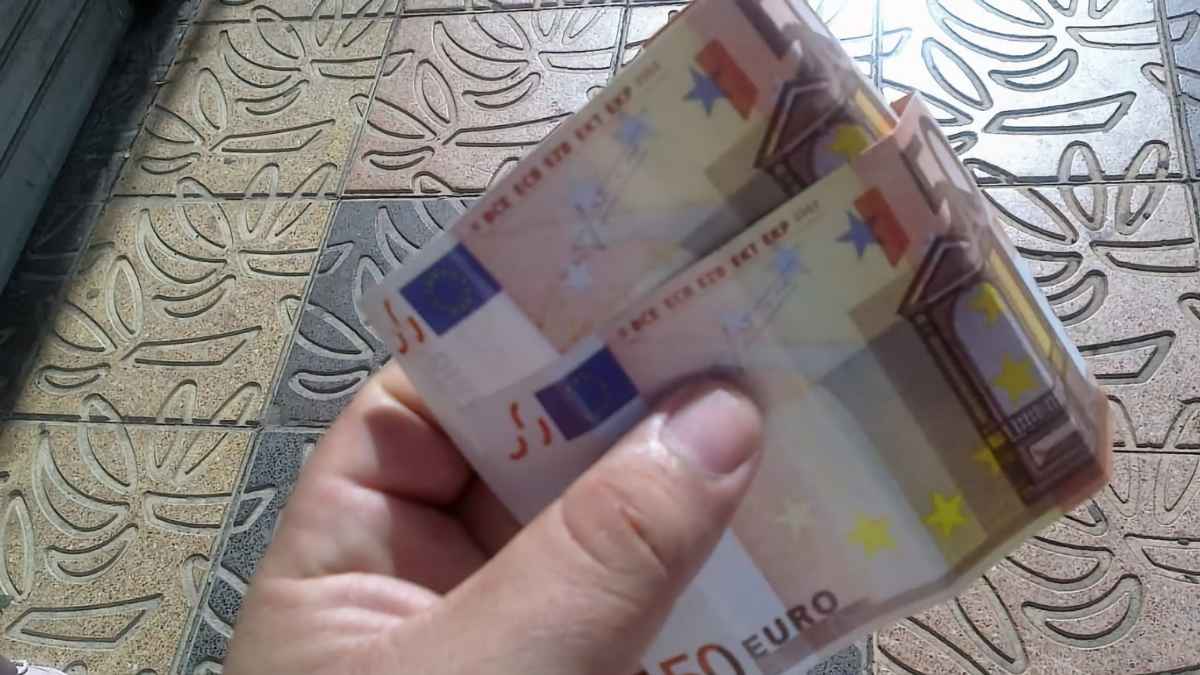 Mano sosteniendo billetes de 50 euros en efectivo según el límite legal marcado por Hacienda