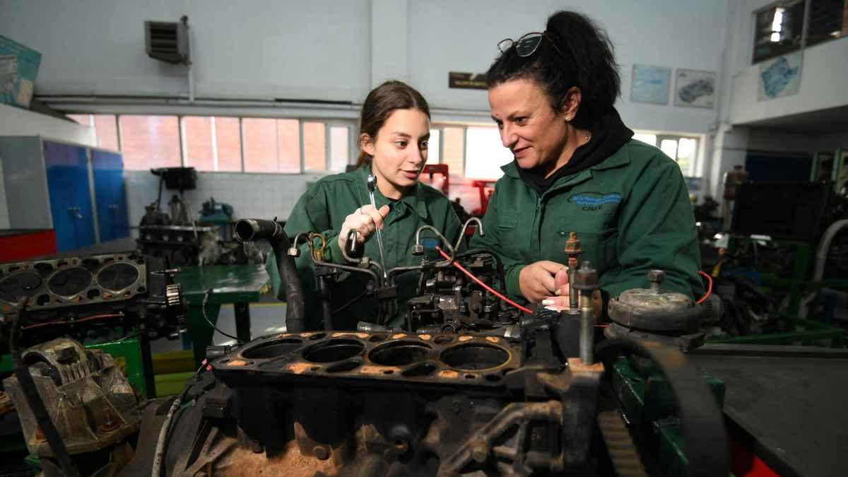 Alumnas de FP trabajando en un taller de automoción durante formación práctica