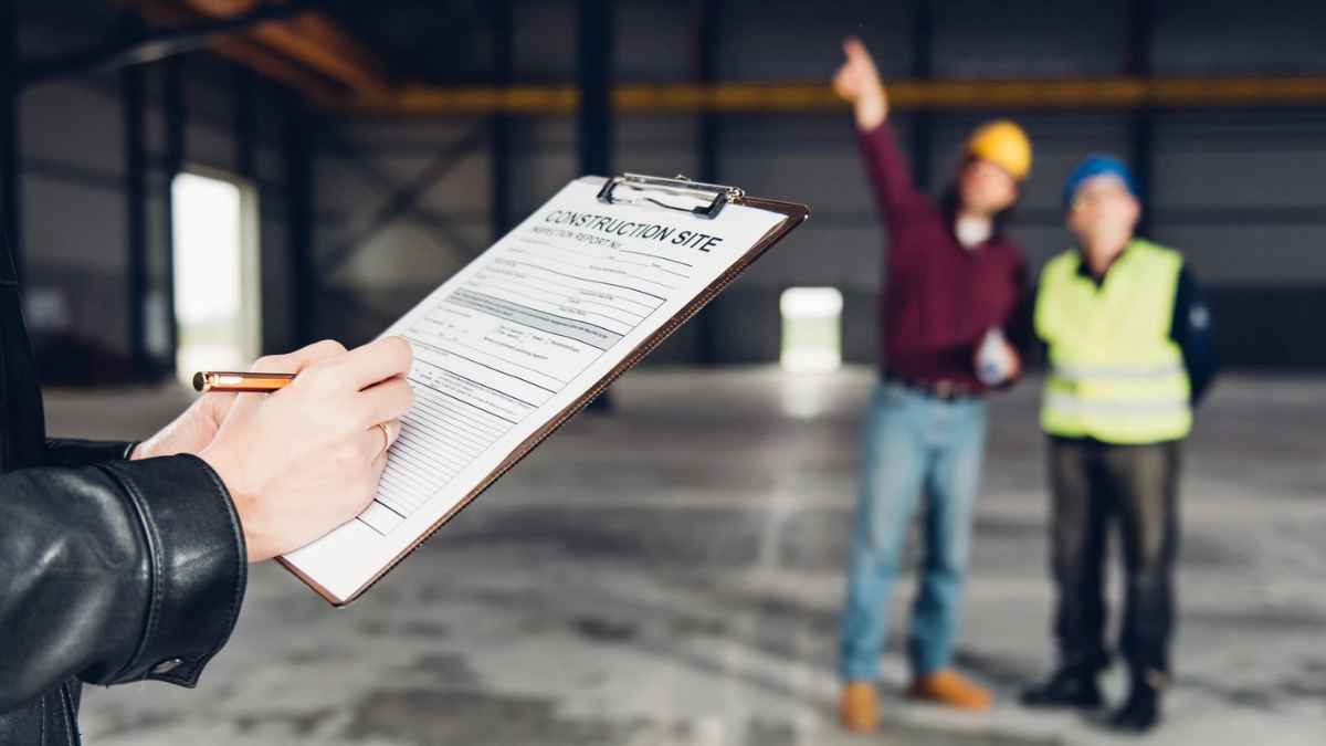 Inspección de Trabajo revisando un centro laboral por exigir a empleados entrar antes sin pagar