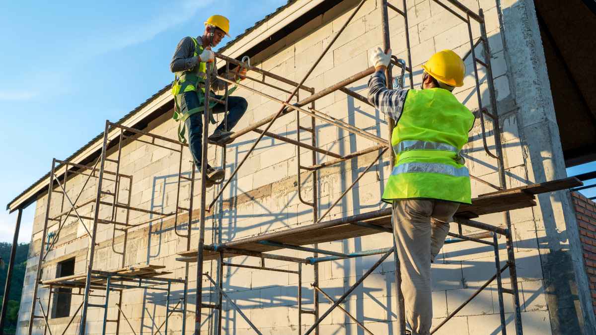 Trabajadores de la construcción en andamios durante una obra