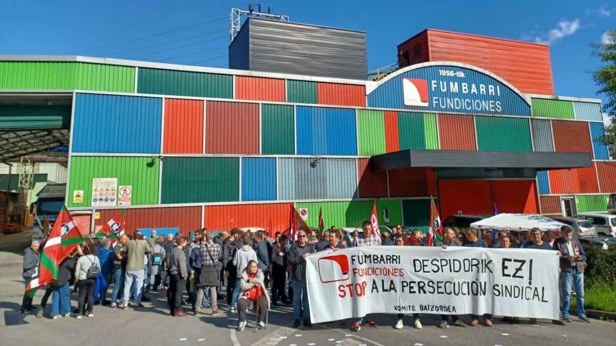 Protesta sindical frente a Fundiciones Fumbarri por despido de un trabajador tras hacer huelga