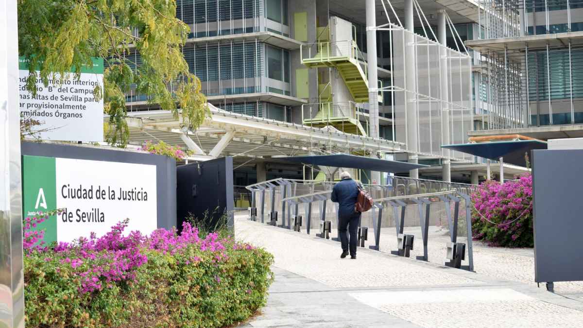 Entrada a la Ciudad de la Justicia de Sevilla, relacionada con la sentencia sobre el complemento por brecha de género.